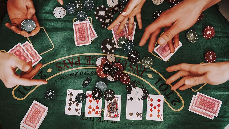 Stijlvolle casinoruimte met klassieke speeltafels