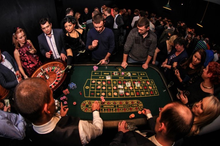 Roulettetafel in een stijlvolle casinoomgeving
